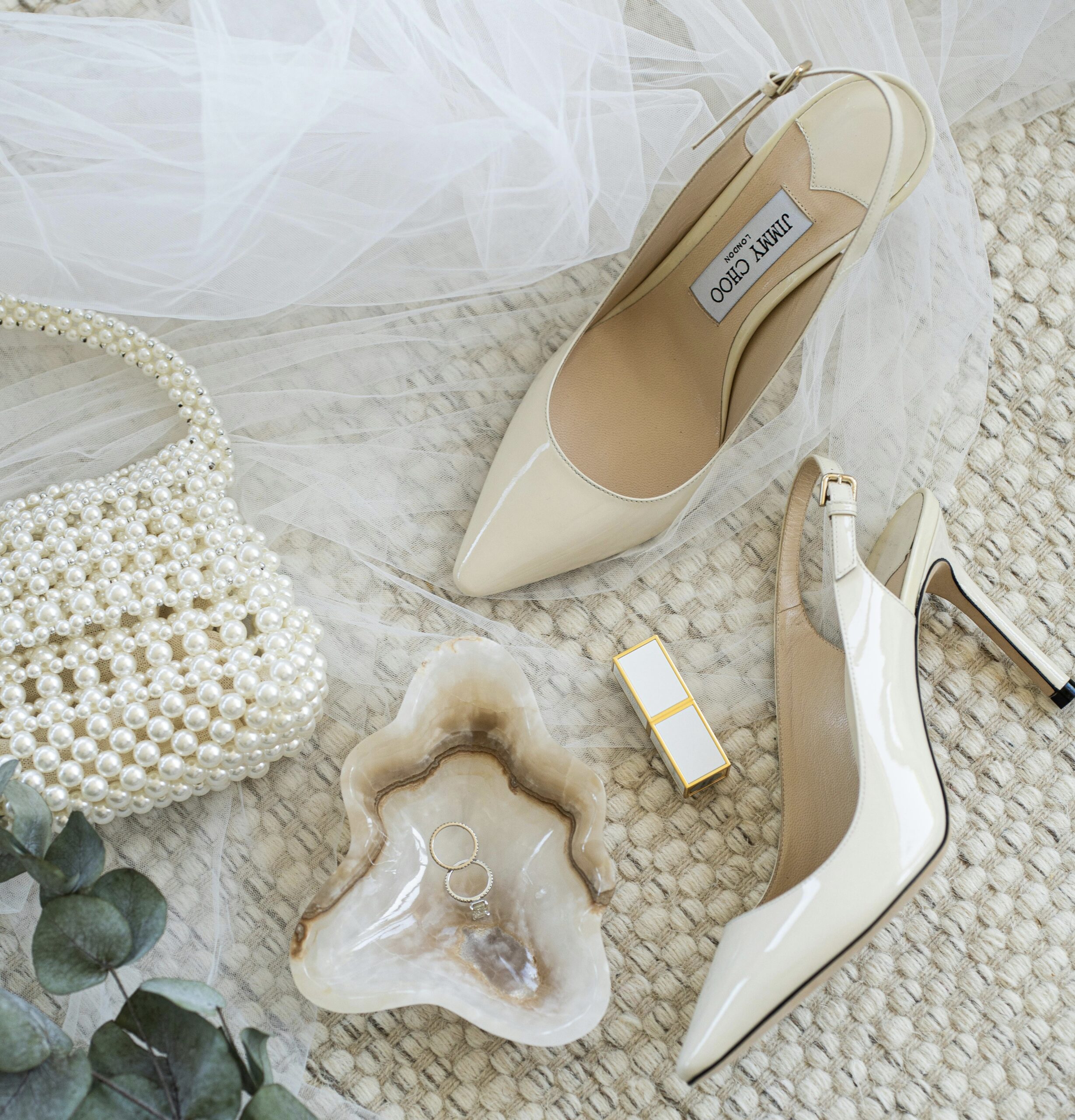 Chaussures et alliances de mariage posées par terre avant un mariage organisé par Joza