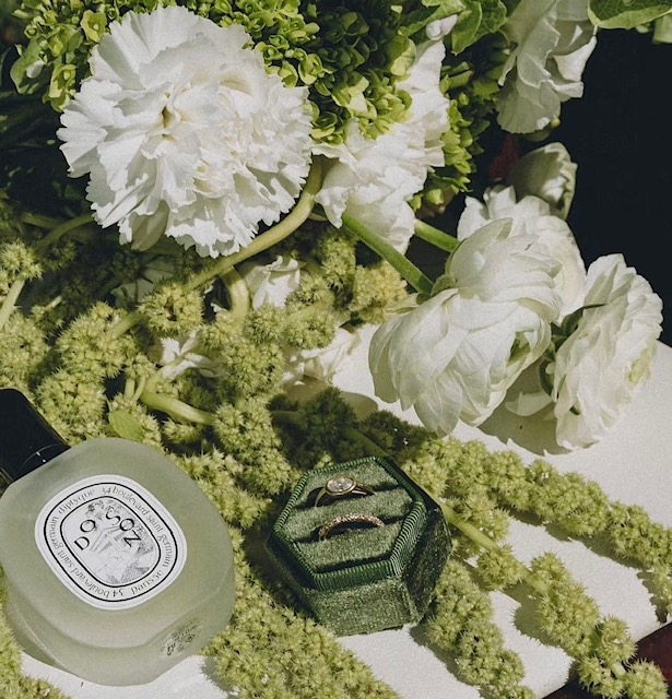 Fleurs et alliances de mariages dans un décor luxueux créé par Joza