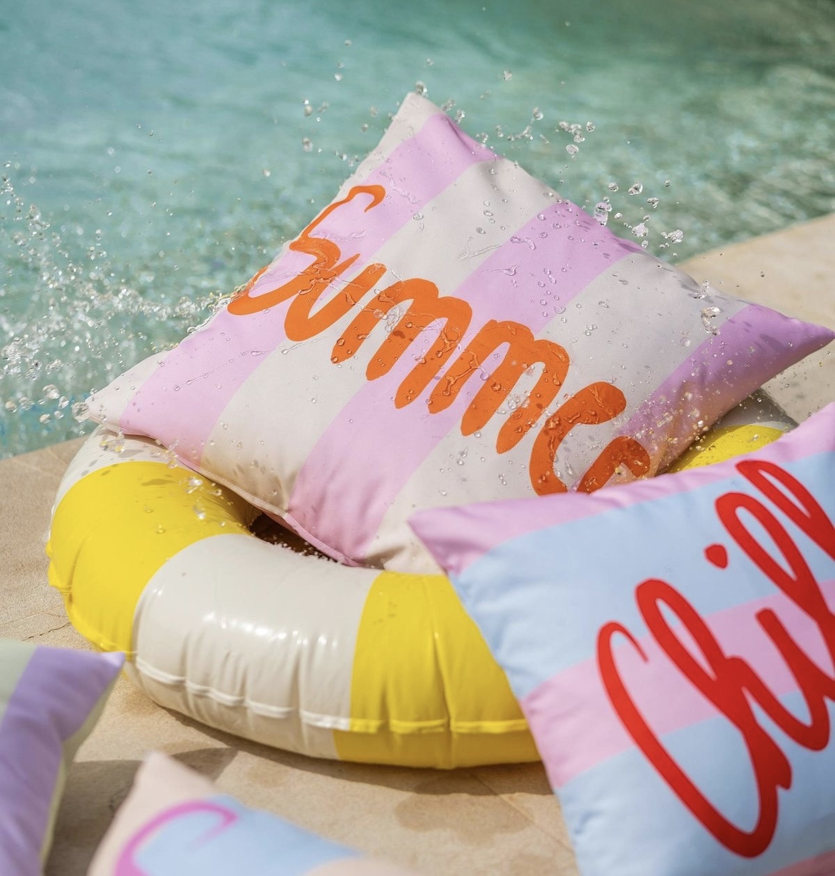 Fête au bord d'une piscine part Joza