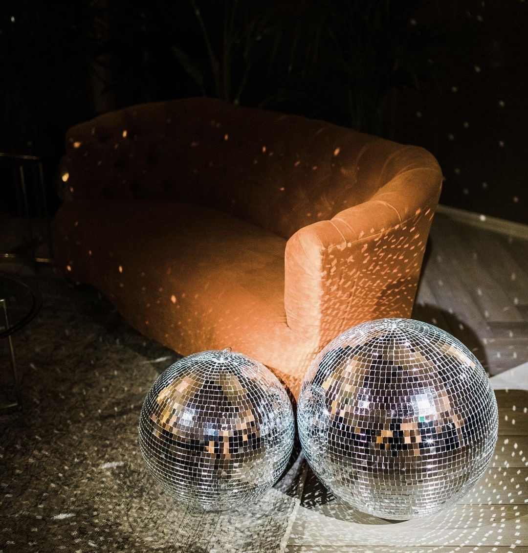 Canapé orange avec boule disco lors d'une événement organisé par Joza