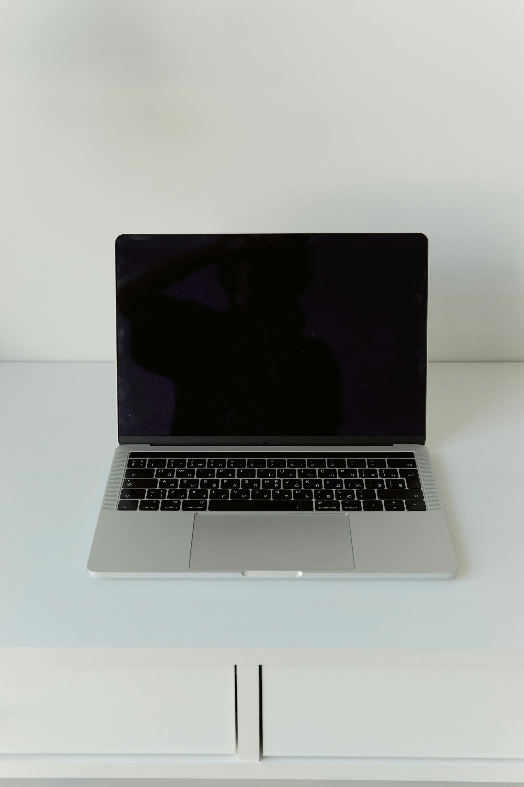 Ordinateur posé sur un bureau