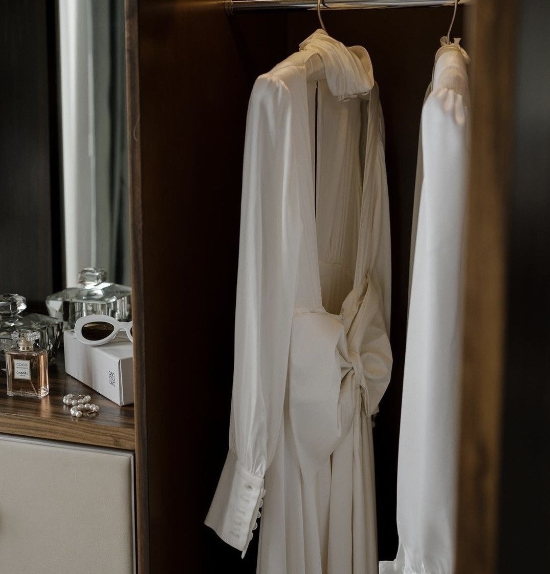 Robe de mariée dans un placard avant le mariage imaginé par Joza