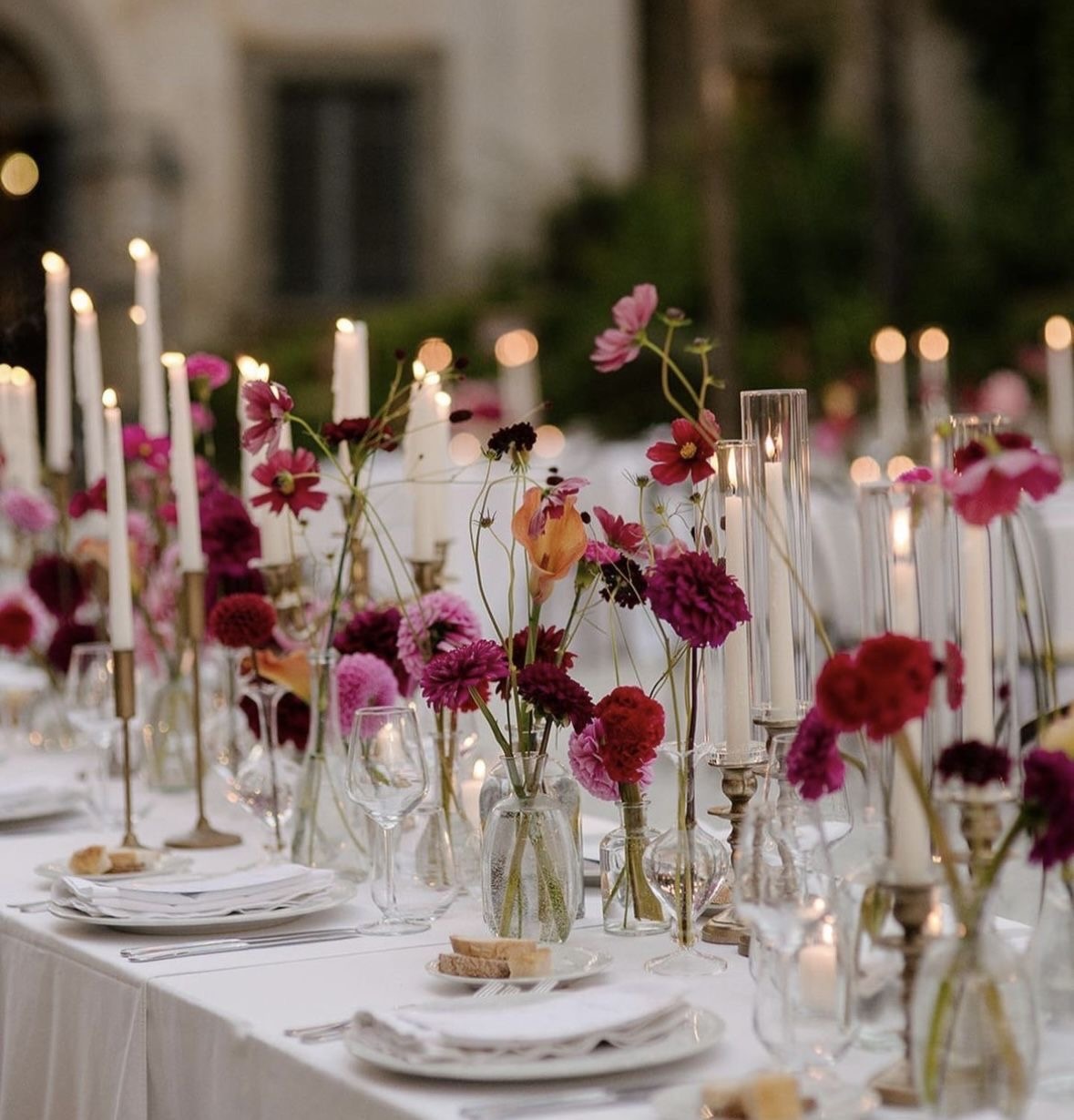 Décoration de table de mariage fleurie imaginée par l'organisatrice de mariage Joza