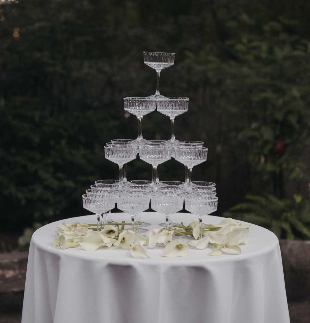Pyramide de verres de champagne lors d'un mariage imaginé par Joza